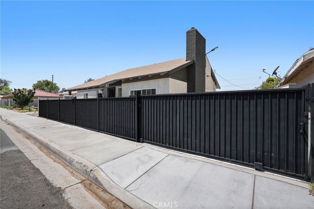 Image 9 of property listing at 44839 Division St, Lancaster, CA 93535