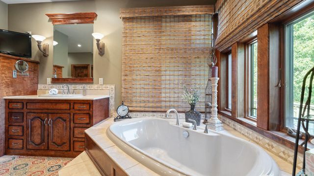 146 Country Club Drive, Nevada, MO 64772