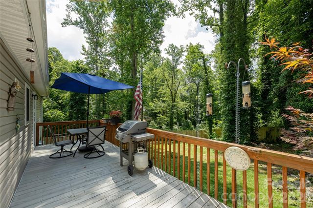 32 Beechwood Lakes Drive, Hendersonville, NC 28792