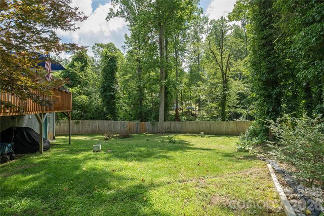 32 Beechwood Lakes Drive, Hendersonville, NC 28792