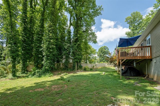 32 Beechwood Lakes Drive, Hendersonville, NC 28792