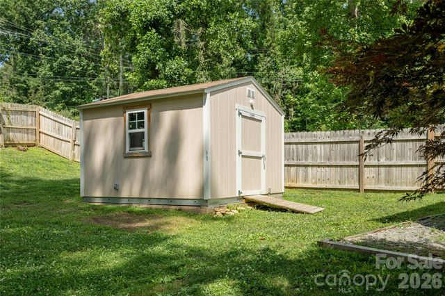 32 Beechwood Lakes Drive, Hendersonville, NC 28792