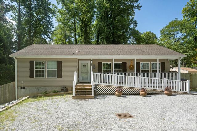 32 Beechwood Lakes Drive, Hendersonville, NC 28792