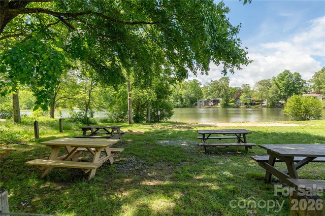 32 Beechwood Lakes Drive, Hendersonville, NC 28792