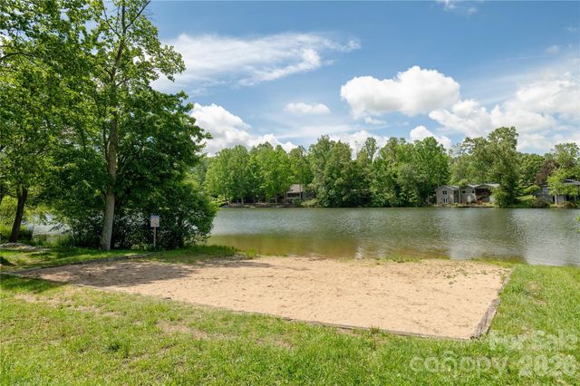 32 Beechwood Lakes Drive, Hendersonville, NC 28792