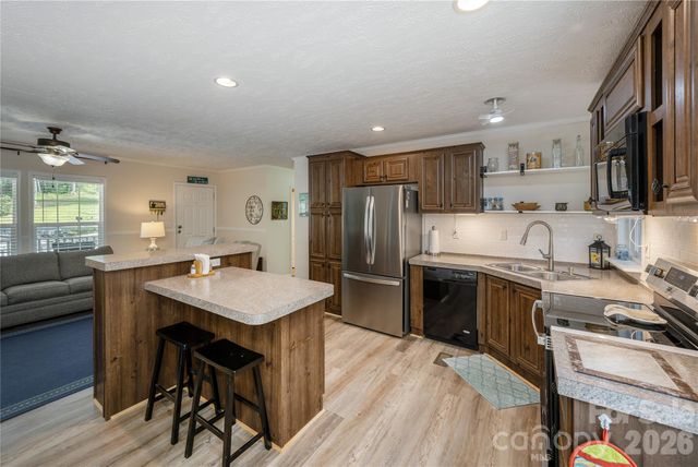 32 Beechwood Lakes Drive, Hendersonville, NC 28792