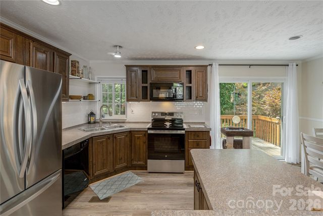 32 Beechwood Lakes Drive, Hendersonville, NC 28792