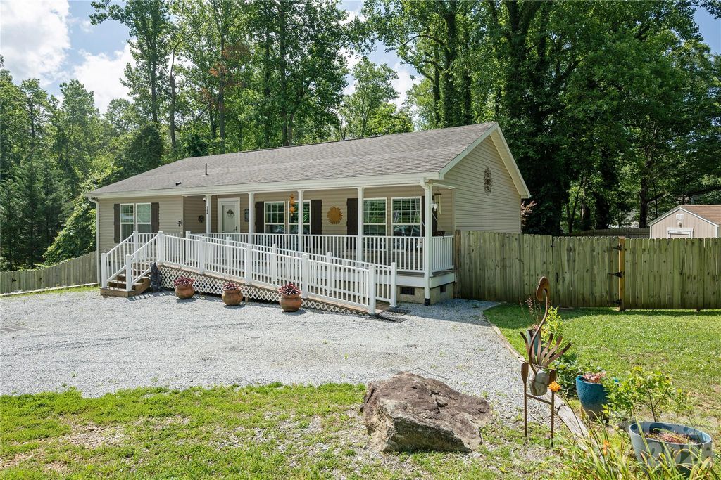 32 Beechwood Lakes Drive, Hendersonville, NC 28792