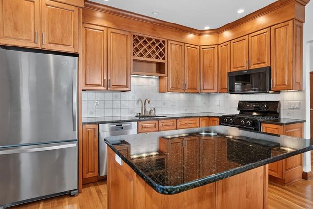 9 Ash St 1, Belmont, MA 02478