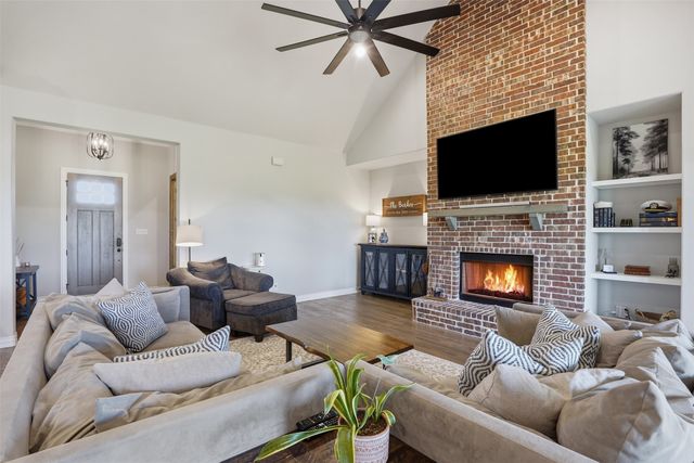 401 Venadito Drive, Godley, TX 76044