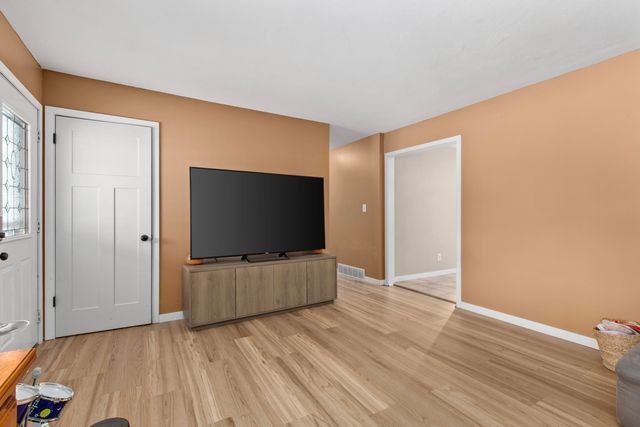 984 N 200 W, Valparaiso, IN 46385