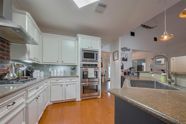 9072 Grand Lake Estates Drive, Montgomery, TX 77316