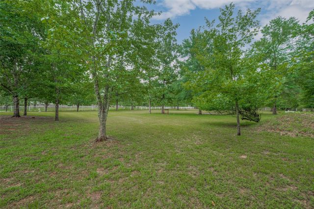 9072 Grand Lake Estates Drive, Montgomery, TX 77316