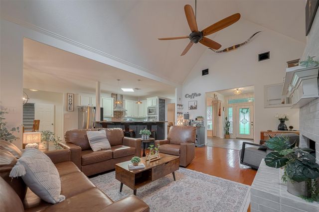 9072 Grand Lake Estates Drive, Montgomery, TX 77316