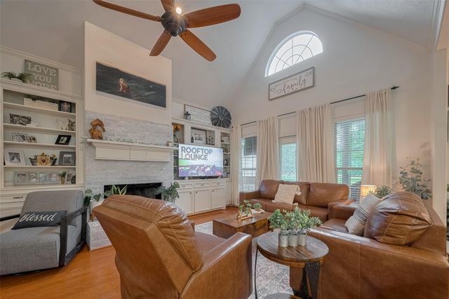 9072 Grand Lake Estates Drive, Montgomery, TX 77316