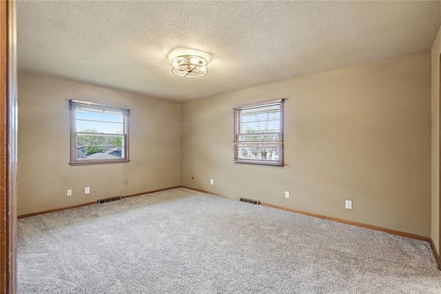 4100 73rd Street, Urbandale, IA 50322