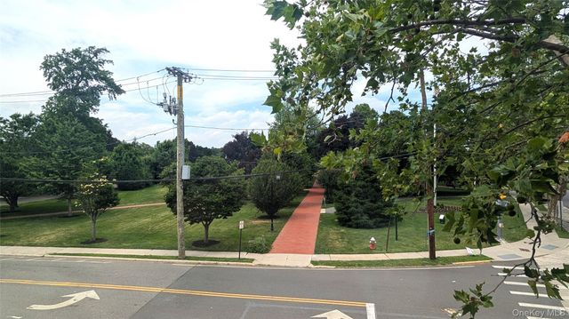 632 Middle Neck Road 2nd Floor, Great Neck, NY 11023