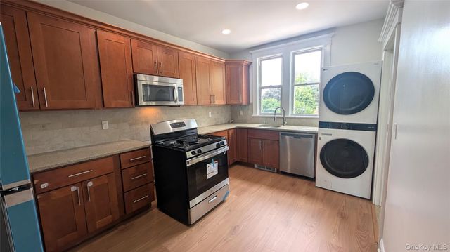 632 Middle Neck Road 2nd Floor, Great Neck, NY 11023