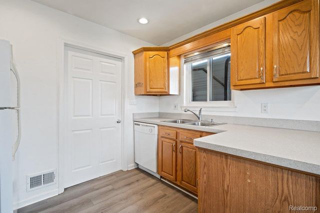 7256 Deering Street, Westland, MI 48185