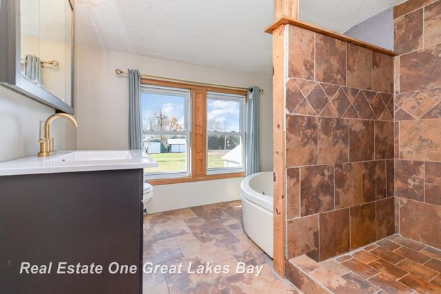 808 W Cody Estey Road, Pinconning, MI 48650