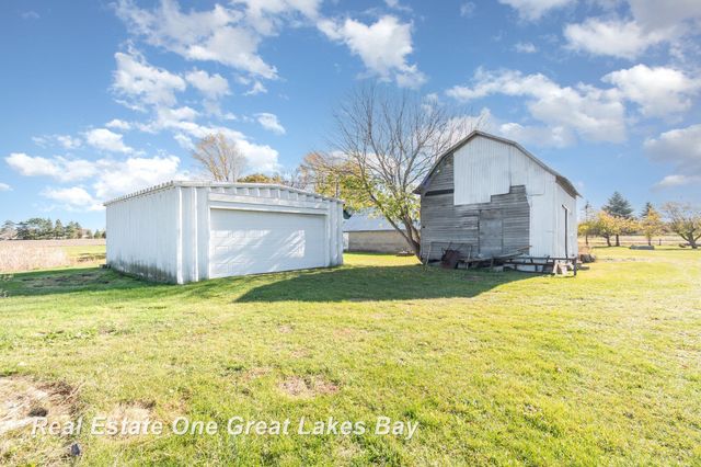 808 W Cody Estey Road, Pinconning, MI 48650