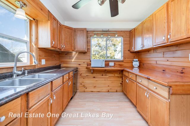 808 W Cody Estey Road, Pinconning, MI 48650