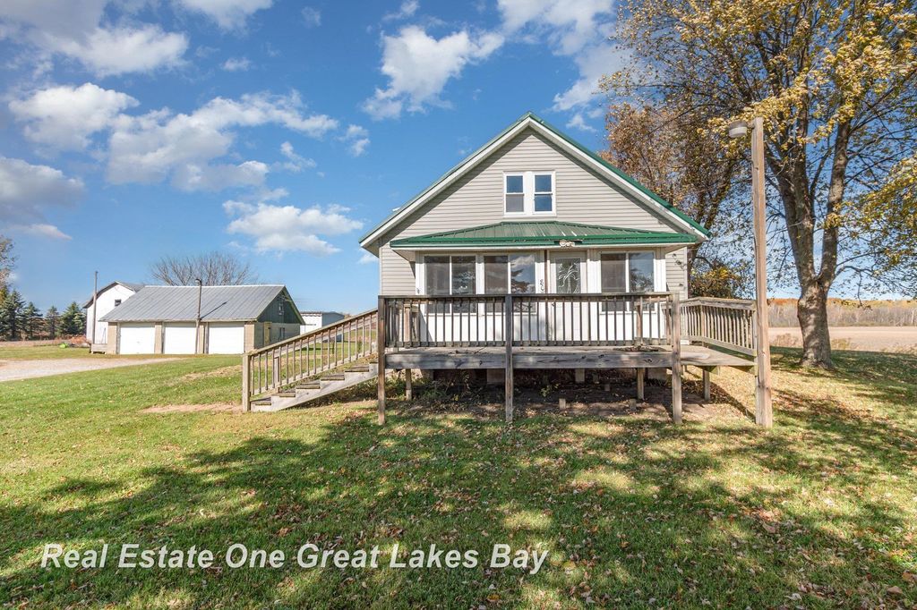 808 W Cody Estey Road, Pinconning, MI 48650