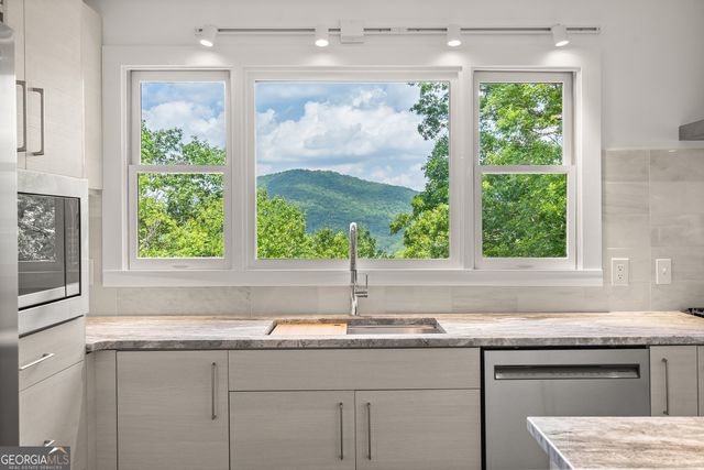 832 Round Top Drive, Clayton, GA 30525