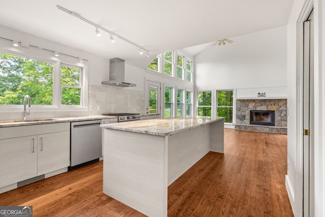 832 Round Top Drive, Clayton, GA 30525