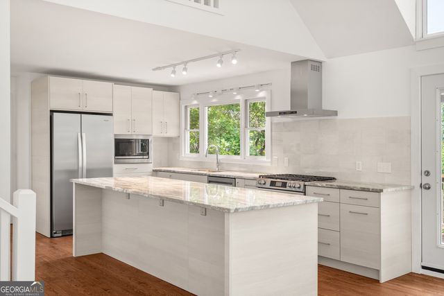 832 Round Top Drive, Clayton, GA 30525