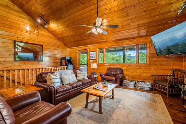438 Ridgeline Way, Gatlinburg, TN 37738