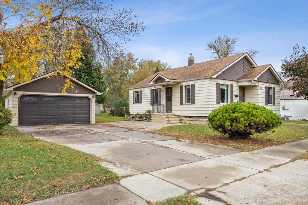 215 16th Street N, Moorhead, MN 56560