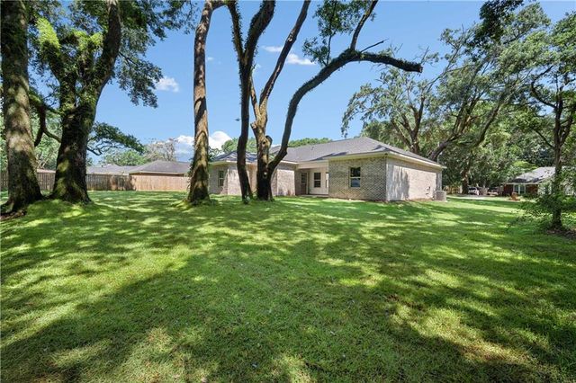 7051 Country Oaks Drive N, Irvington, AL 36544