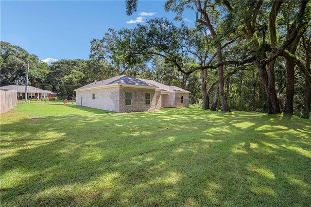 7051 Country Oaks Drive N, Irvington, AL 36544