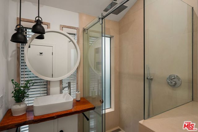 3775 Maplewood Avenue, Los Angeles, CA 90066