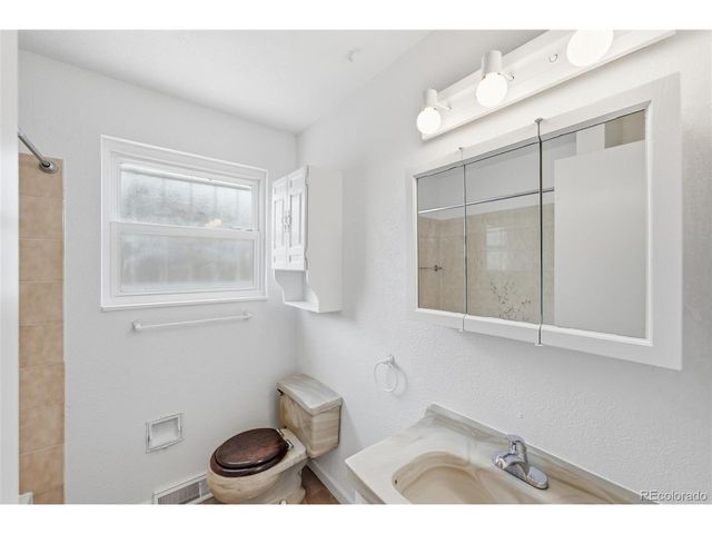 745 Mobile St, Aurora, CO 80011