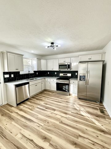 709 S Russell St, Portland, TN 37148