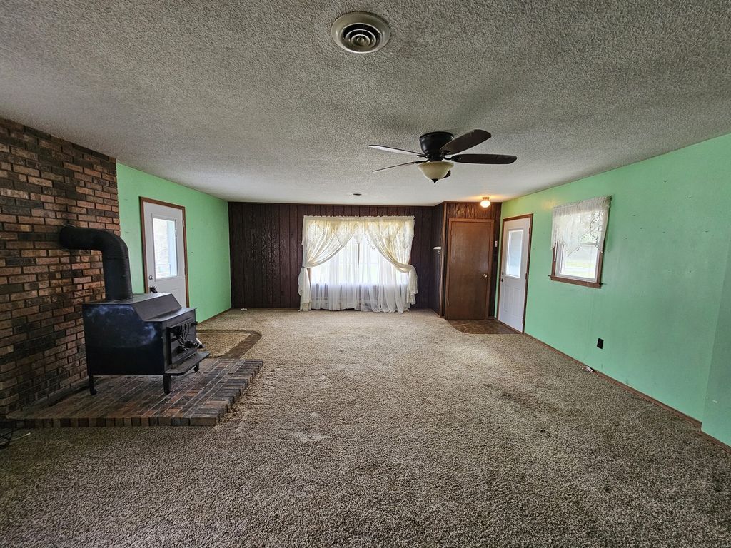 Image 14 of property listing at 14104 E Game Farm Road, Mt Vernon, IL 62864