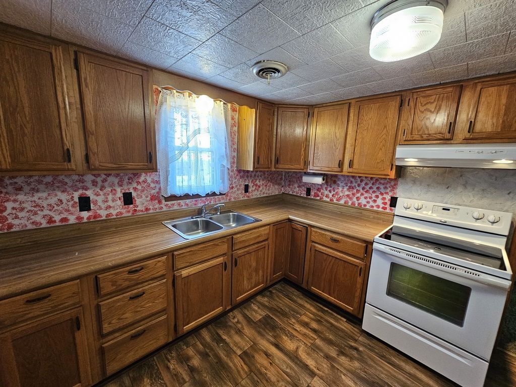 Image 17 of property listing at 14104 E Game Farm Road, Mt Vernon, IL 62864