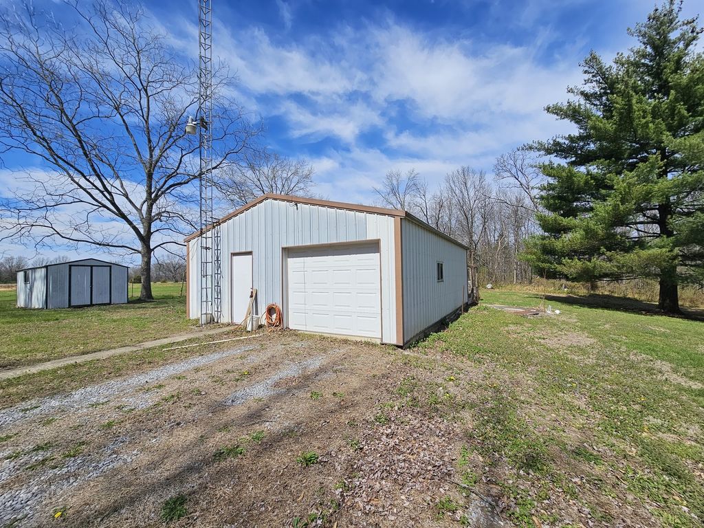 Image 3 of property listing at 14104 E Game Farm Road, Mt Vernon, IL 62864