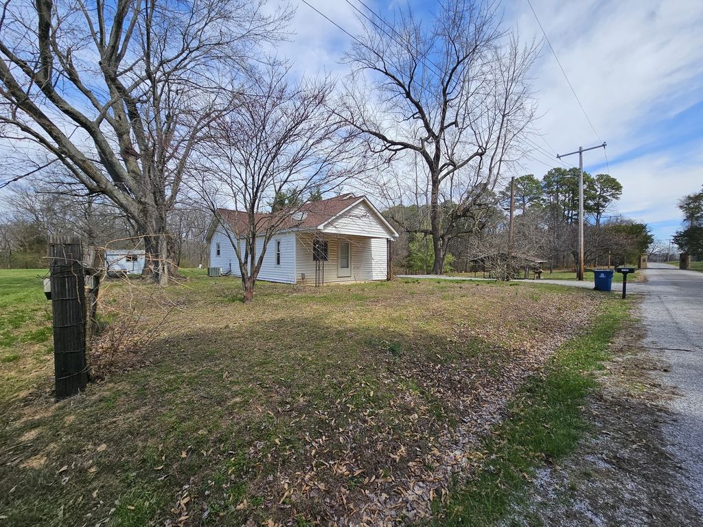 Image 5 of property listing at 14104 E Game Farm Road, Mt Vernon, IL 62864