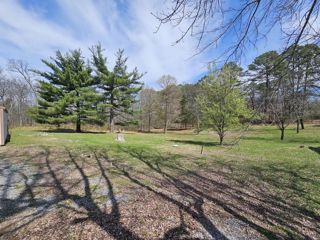 Image 6 of property listing at 14104 E Game Farm Road, Mt Vernon, IL 62864