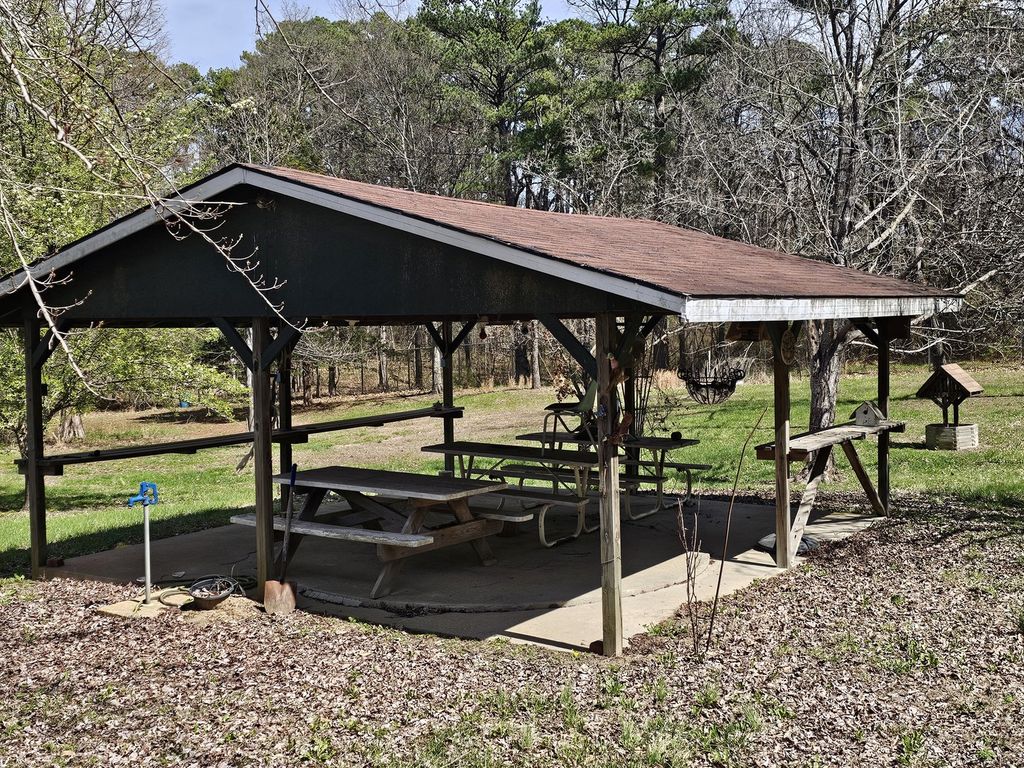 Image 8 of property listing at 14104 E Game Farm Road, Mt Vernon, IL 62864