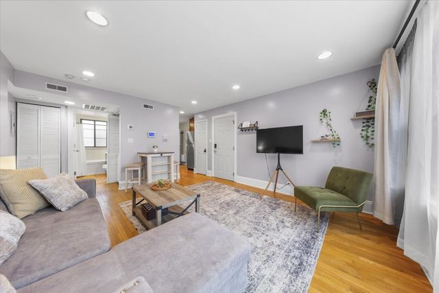 7423 N Sheridan Road 3W, Chicago, IL 60626