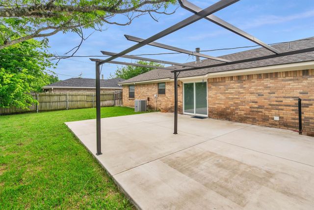 445 Parkridge Boulevard, Burleson, TX 76028