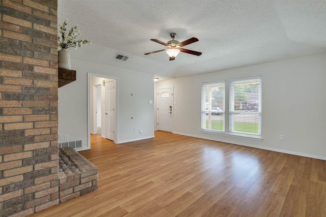 445 Parkridge Boulevard, Burleson, TX 76028