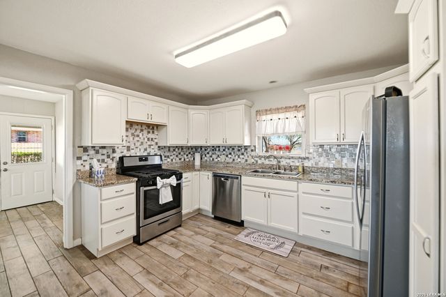 8042 Knowlton Rd, San Antonio, TX 78263