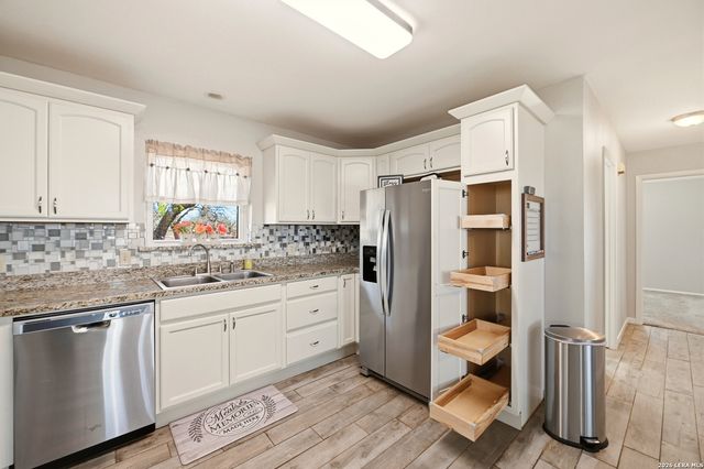 8042 Knowlton Rd, San Antonio, TX 78263