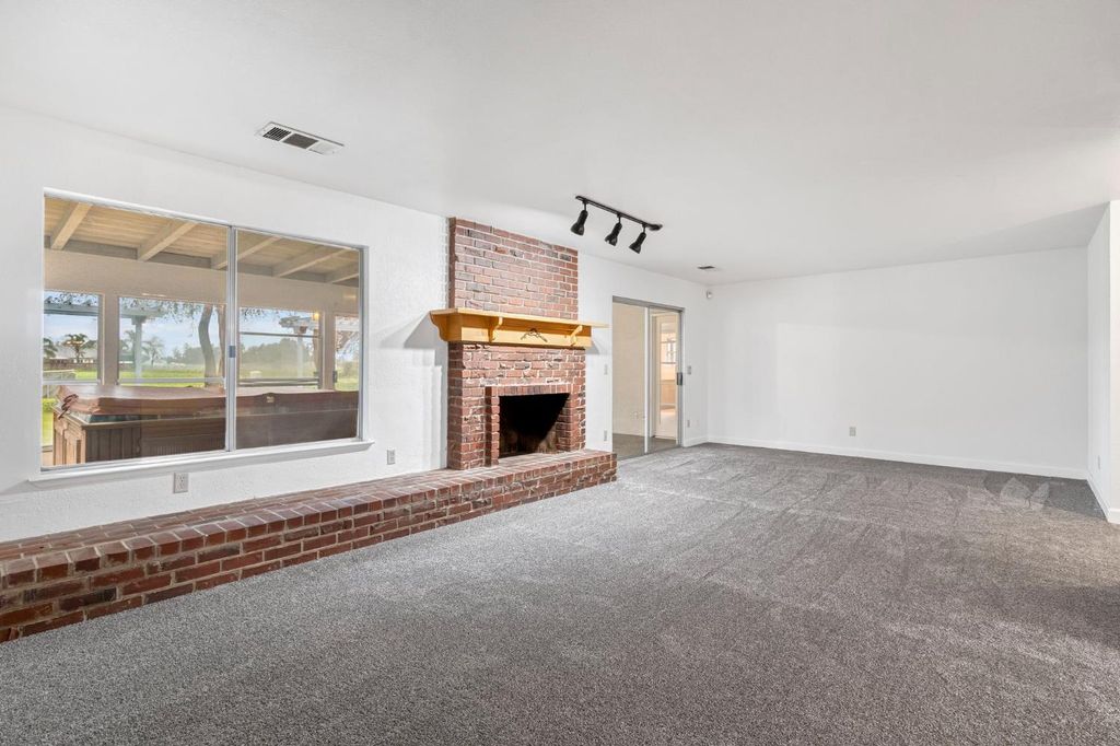 Image 10 of property listing at 2203 N Cornelia Avenue, Fresno, CA 93722