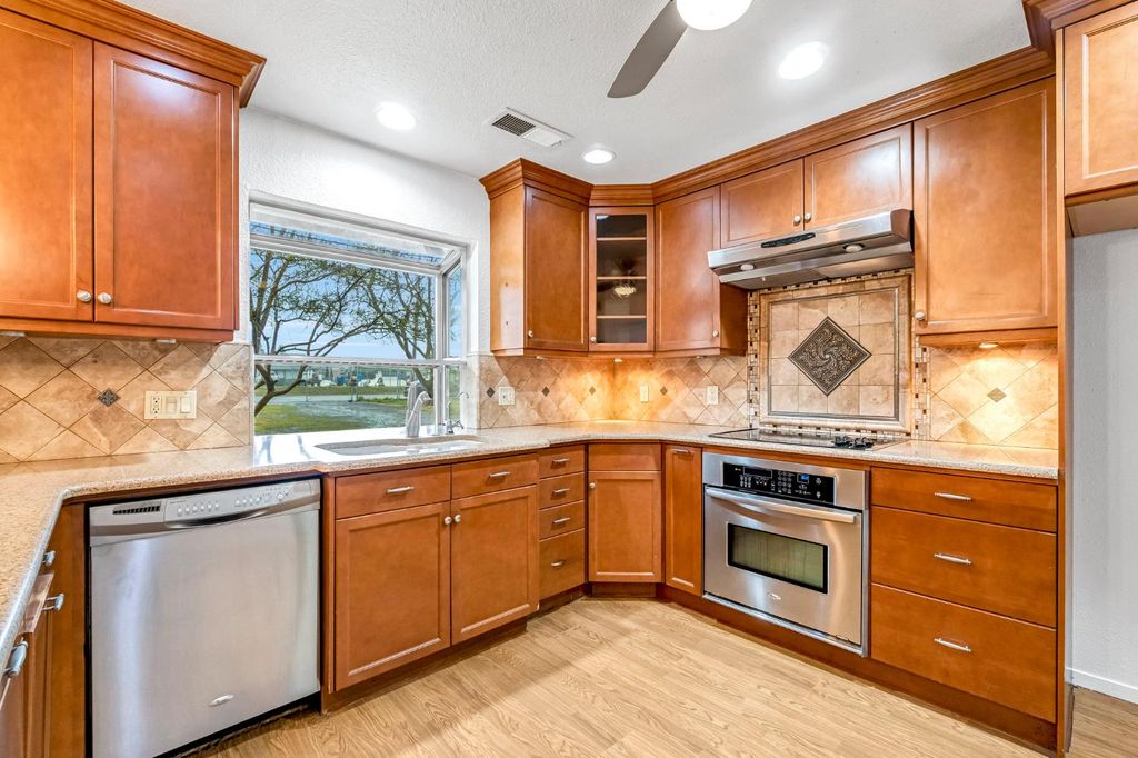 Image 15 of property listing at 2203 N Cornelia Avenue, Fresno, CA 93722